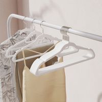 Songmics – Lot de 50 cintres en velours antiglisse – Épaisseur 0,6 cm – Charge jusqu'à 5 kg – Longueur 43,5 cm – Crochets argentés rotatifs