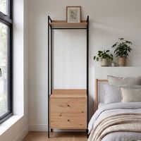 Dressing ouvert bois clair et métal avec tiroirs
