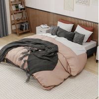 Letto in tessuto grigio e metallo 160x200 cm con rete a doghe e testiera geometrica