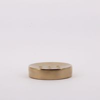 Goldene Seifenschale aus Keramik mit der Aufschrift „JOY“ AZAO
