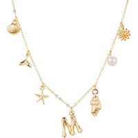 Collier à Breloques Initiales pour Femme, Doré Colliers avec Lettres Coquillage Coquillage Étoile de Mer Collier avec Pendentif Alphabet A-Z Bohème Bijoux Plage d'Été Cadeau pour Filles (M)