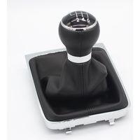 Dieses Set beinhaltet eine Staubschutzhülle für den Schaltknauf der Fahrerseite eines Volkswagen Passat B6. Es besteht aus einer schmalen Hülle, einem Lederfutter und einer schwarzen Kappe. Es ist mit