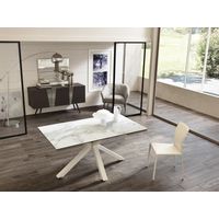 Chaise Ginevra en tissu Easy-Clean marron et structure en métal peint bronze - Un design minimaliste et raffiné pour la maison