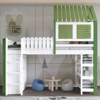 Lit haut, lit pour enfants avec grille de protection contre les chutes. Il dispose d’un toit et de fenêtres. De nombreux espaces de rangement sont disponibles, y compris un armoire à vêtements.
