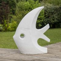 Wanda Collection – Sculpture poisson blanc 100 cm en ciment – Résistante au gel et intempéries – Élégante décoration extérieure – Design art déco