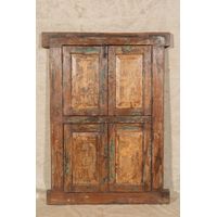 Fenêtre en bois massif et fer avec cadre Fenêtre avec grille Style ancien médiéval Intérieur et extérieur Vieille porte en bois