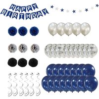 Décoration d'anniversaire bleu marine : ballons, banderole « Joyeux anniversaire », ballons bleus et argentés, pompons en papier.
