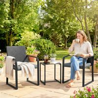 Ensemble de mobilier de jardin en rotin synthétique comprenant 2 chaises avec coussins et une table avec plateau en verre gris.