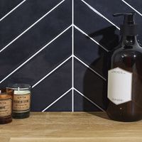 Crédence Adhésive - JE CHERCHE UNE IDEE - Chevron - Souple - Noir