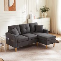 Canapé d'angle — 3 places (avec méridienne), doté d'un espace de rangement et de porte-gobelets intégrés inclut 2 coussins décoratifs convient aux salons, bureaux, appartements et environnements sim