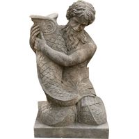 Vieille statue en pierre d'un homme avec un poisson