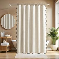 Rideau de douche à motif éventail bordé de noir, en lin texturé, avec 12 crochets métalliques. Tissu épais. Dimensions : 183 x 183 cm. Beige.