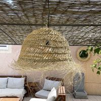 Abat jour en paille tressée XL – Suspension ajourée pour éclairage intérieur et extérieur – Diffusion de lumière agréable – Diamètre 50-55 cm – Ogomondo