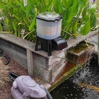Distributeur automatique de nourriture pour poissons à recharge solaire