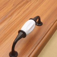 Lot de 2 poignées de porte en céramique noire, poignées de tiroir, poignées de porte d'armoire de cuisine, distance des trous 96 mm avec vis