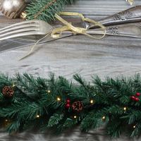 Boa de Noël Led avec Pommes de Pin et Boules Rouges