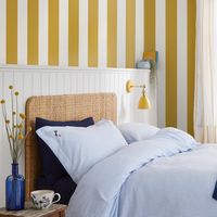 Papier peint intissé rayé 1005 x 52cm – Motif rayé jaune doré et crème – Application directe sur mur – Entretien facile avec éponge humide – Joules