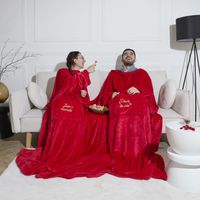 Plaid double doux avec manches – 4 poches ventrales brodées – Pour moments de détente à deux – 150x200cm – The Concept Factory