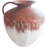 Metallvase mit rustikaler Oberfläche zur Dekoration