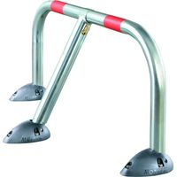 Mottez – Barrière de parking rabattable en résine haute résistance – Dimensions 94x73x6 cm – Finition zinguée antirouille – 3 embases design fluo rouges