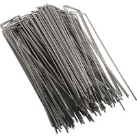 Packung mit 100 U-förmigen, verzinkten Stahl-Gartenpfählen zum Verlegen von Unkrautvlies und zur Dekoration von Kunstrasen. Stärke: 2,5 mm.
