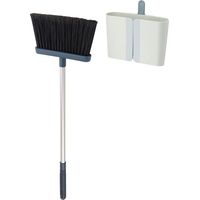 Balai Joseph Joseph CleanStore, long manche extensible, rangement mural fermé, poils souples, peigne de nettoyage, idéal pour tous les types of de surfaces.