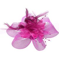 Broche bibi en dentelle unie avec fleur et perles, ornée de plumes et de ruban, idéale pour un mariage ou une soirée.