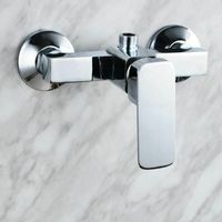 Bagno e WC: moderno rubinetto doccia a parete cromato con miscelatore per acqua calda e fredda.