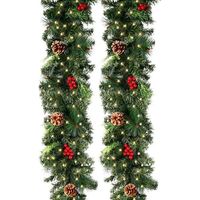Guirlande de Noël artificielle illuminée de 270 cm – Comprend 50 LED, 230 branches, des pommes de pin et des baies rouges. Piles non incluses.