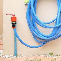 Adaptateur universel tuyau arrosage et robinet cuisine orange, outil irrigation pratique, connexion rapide