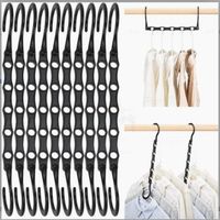 Set mit 10 magischen Kleiderbügeln für den Kleiderschrank, zur optimalen Raumnutzung und Aufbewahrung von Kleidung in einem schwarzen Kleiderschrank.