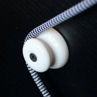Isolateur en Porcelaine Blanche pour Câble Électrique Textile : Structures avec Angles et Montages Complexes
