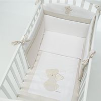 Foppapedretti Caratterizzato Da Eleganti Ricami Che Richiamano L'orsetto E I Cuori Della Cameretta. Il Set È Composto Da Paracolpi, Sacco Sfoderabile, Imbottitura E Federe Per Cuscino.