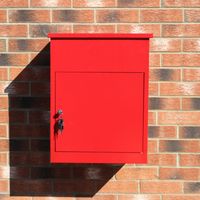 MonsterShop - Cassetta Postale per Pacchi, Cassetta per Pacchetti Sicura con Serratura Montaggio a Parete per Consegna Parcelle Corrieri - Rosso