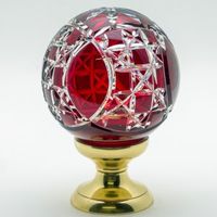 Quincadeco – Boule de rampe cristal rouge Mousson – Hauteur 140 mm – Globe cristal 100 mm – Pied laiton massif poli verni – Fixation invisible
