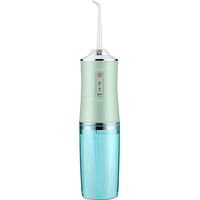 Appareil de nettoyage dentaire électrique à impulsions, puissant jet d'eau, pour le nettoyage des dents et le nettoyage des dents à domicile. Appareil portable vert clair.