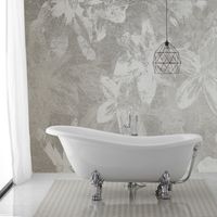 Baignoire autoportante de style classique avec pieds en argent.