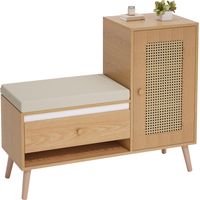 Armoire à chaussures, banc de rangement en rotin avec un meuble à chaussures et des coussins pour s’asseoir. Une seule porte permettant l’ouverture de l’armoire.