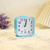 Reloj despertador analógico silencioso sin tictac, despertador suave, pitidos audibles, aumento de volumen, funciones de repetición y luz, funciona con pilas, fácil configuración.