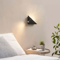 Schwarze dreieckige LED-Wandleuchte mit Leselampe und rechtem Winkel linksseitig - Elaris Typ B
