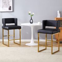 Une paire de tabourets de bar noirs de style nordique, présentant une silhouette carrée associée à des pieds en métal doré — à la fois légers et confortables. Conçus pour répondre à vos divers besoins