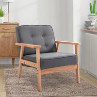 Fauteuil vintage de style scandinave, capitonnage doux et moelleux avec passepoil sur les bords des coussins, bois d'hévéa, lin gris. Charge maximale : 120 kg. Dimensions : 64,5 x 70 x 74 cm.