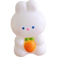 Tirelire lapin mignon et créatif, ornement en vinyle. Tirelire lapin carotte.
