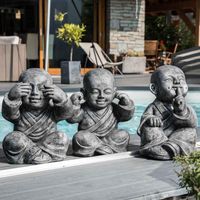 Wanda Collection – Statue moine de la sagesse patiné gris 40 cm – Décoration extérieure feng-shui – Résine renforcée pour durabilité – Ambiance zen