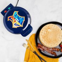Uncanny Brands Piastra per Waffle Hogwarts Nera Antiaderente 850W