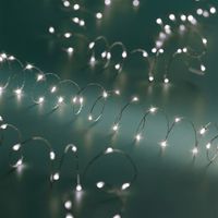 LED Draht Lichterkette 5 m - 100 LED / kaltweiß - Deko Beleuchtung für Außen mit 8 Funktionen - Batterie betrieben auf Silberdraht