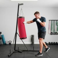 Support pour sac de frappe réglable en hauteur (185-231 cm). Support autoportant avec base triangulaire pour sac de frappe. Porte-poids.