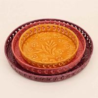 Set de 3 plateaux en métal avec motifs en relief