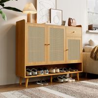 Meuble à chaussures en rotin naturel – Coffre et étagère à chaussures avec 3 portes, 1 tiroir et 5 tablettes – pour l'entrée. Doté de poignées en métal et de pieds en bois massif.
