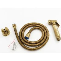 Ensemble de trois pièces comprenant une buse de bidet entièrement en cuivre plaqué or, un pistolet de pulvérisation de bidet entièrement en cuivre et une chasse d'eau.